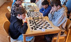 Engagierte junge Spielerinnen und Spieler am Schachbrett