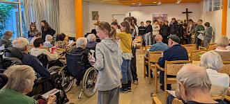 Bild zu: Junge Buigen-Gymnasiasten zaubern Adventsfreude im Karl-Kaipf-Heim