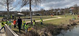 Bild zu: BM Daniel Vogt mit einigen Fünftklässlern beim Säubern des Stadtparks